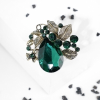 Брошь &laquo;Цветок&raquo; венок славы, цвет изумрудный в чернёном золоте