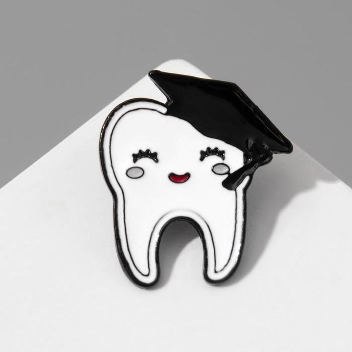 Значок &laquo;Зуб&raquo; в академической шапочке, цвет чёрно-белый в чёрном металле