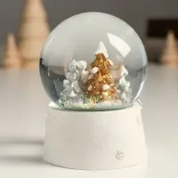 Сувенир полистоун водяной шар "Домик в заснеженном лесу" белый с золотом 7х8х9 см