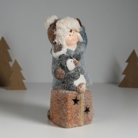 Сувенир керамика свет "Малыш в сером пальто, с пингвином на подарке" 12х6,5х20 см Сувенир керамика свет "Малыш в сером пальто, с пингвином на подарке" 12х6,5х20 см