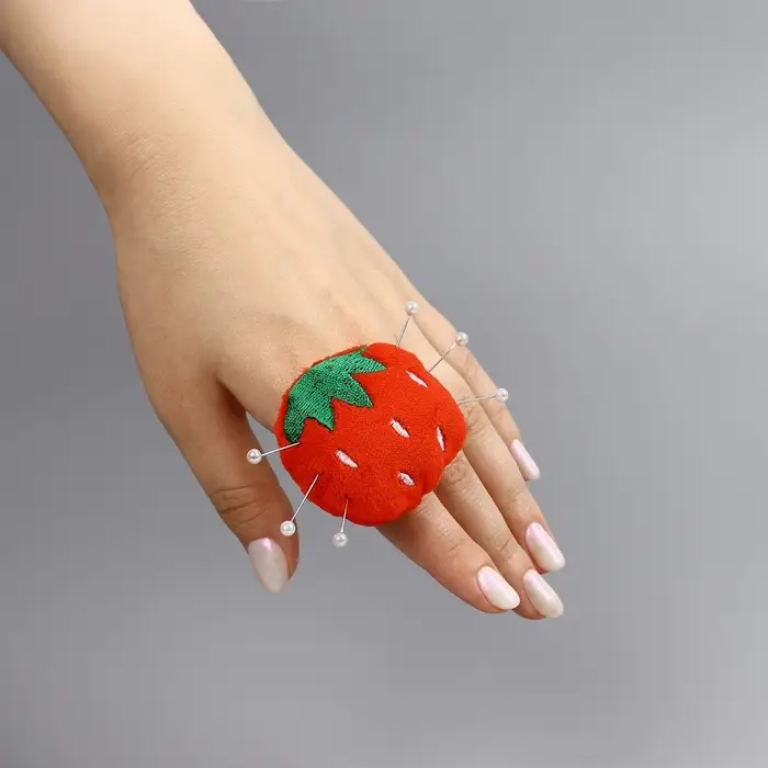 Игольница-кольцо &laquo;Клубника&raquo;, 4.5&times;4.5&times;4 см, красная, зелёная