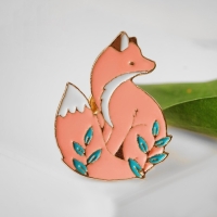 Значок &laquo;Лисичка&raquo; с ветками, цветной в золоте