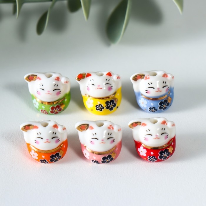 Сувенир керамика "Манэки-нэко с веером и в цветах" МИКС 1,2х0,6х1,5 см