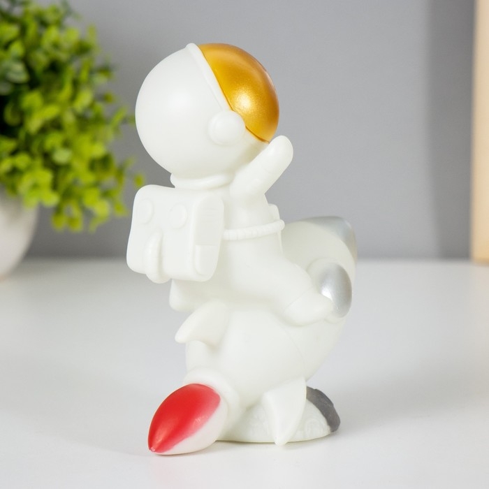 Ночник "Полёт астронавта" LED от батареек 3хLR1130 13х7х15,5 см RISALUX