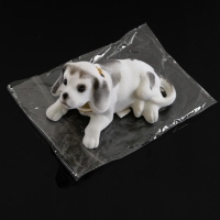 Собака на панель авто, качающая головой, большая, белый окрас Собака на панель авто, качающая головой, большая, белый окрас