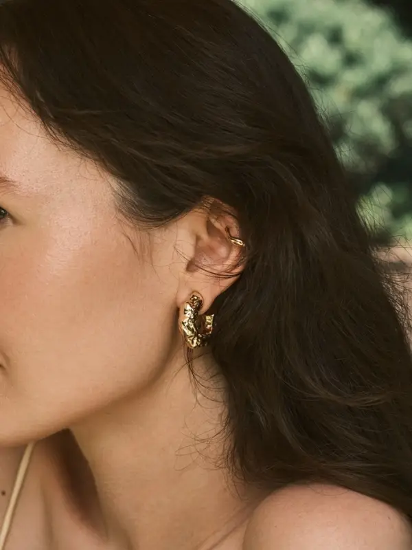 Серьга "Кафф" мятый металл, цвет золото