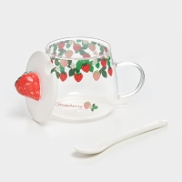 Кружка стеклянная с керамической крышкой и ложкой &laquo;Ягодка&raquo;, 500 мл