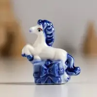 Сувенир керамика "Лошадка с подарком" бело-синий МИКС 4,1х2,6х4 см