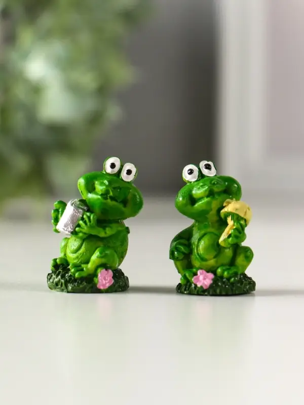 Сувенир полистоун "Лягушонок на полянке" МИКС 2х1,8х3,5 см