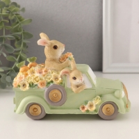 Сувенир полистоун "Зайчики в грузовике с цветами и морковью в кузове" 16х7,5х11,5 см