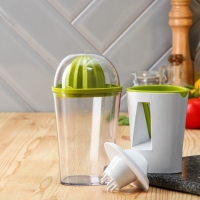 Овощерезка спиральная/соковыжималка с контейнером Доляна, 2 в 1, 10×9,9×8,6 см, цвет зелёный, белый Овощерезка спиральная/соковыжималка с контейнером Доляна, 2 в 1, 10×9,9×8,6 см, цвет зелёный, белый