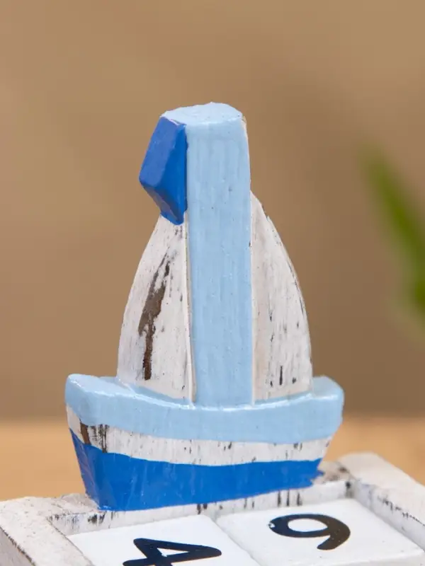 Календарь настольный "Парусник" дерево 7х4х11 см синий