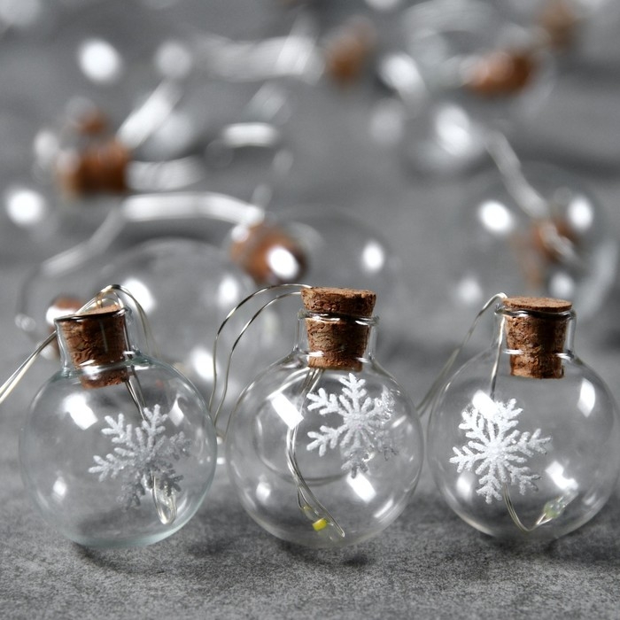 Гирлянда &laquo;Нить&raquo; 1.6 м с насадками &laquo;Шарики со снежинкой&raquo;, IP20, серебристая нить, 15 LED, батарейки ААх2 (нет в комплекте), свечение мульти