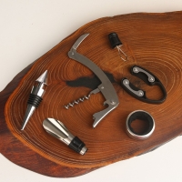 Винный набор: штопор, аэратор и каплеулавливатель для бутылки вина &laquo;&laquo;Для истинных ценителей&raquo;.