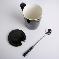 Кружка керамическая с ложкой и крышкой &laquo;Покоритель вершин&raquo;, 400 мл, цвет чёрный