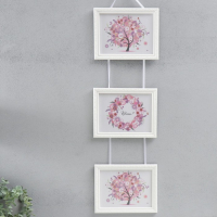 Фоторамка тройная на тесьме L-2 15х21 см белый (пластиковый экран) Фоторамка тройная на тесьме L-2 15х21 см белый (пластиковый экран)