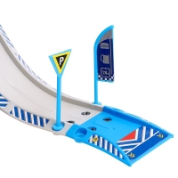 Парковка &laquo;Полицейский участок&raquo;, с металлическими машинкой и вертолётом