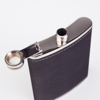 Подарочный набор 4 в 1: фляжка 240 мл, 2 стопки, воронка, черный Подарочный набор 4 в 1: фляжка 240 мл, 2 стопки, воронка, черный