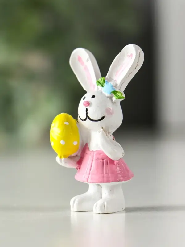 Сувенир полистоун "Белый зайка с яйцом/букетом" МИКС 2,2х3х4,2 см