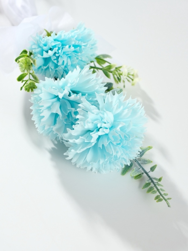 Букет из мыльных лепестков "Три гвоздики на подиуме" голубой 8х8х25 см