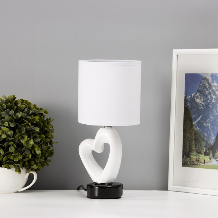 Настольная лампа с абажуром RISALUX &laquo;Сердце&raquo;, Е14, 40 Вт, белый/чёрный, фигурное основание, 13&times;13&times;29 см