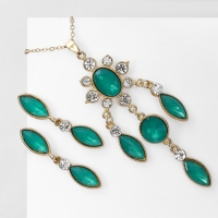 Гарнитур 2 предмета: серьги, кулон &laquo;Калейдоскоп&raquo;, цвет зелёно-белый в золоте, 48 см