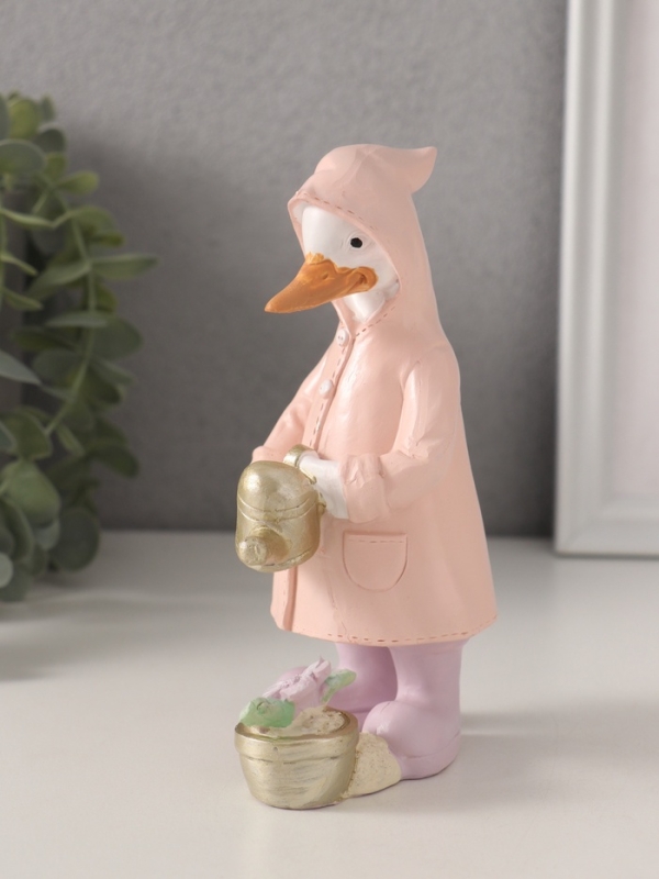 Сувенир полистоун "Утка в дождевике поливает цветок из лейки" 9,5х6х14,5 см