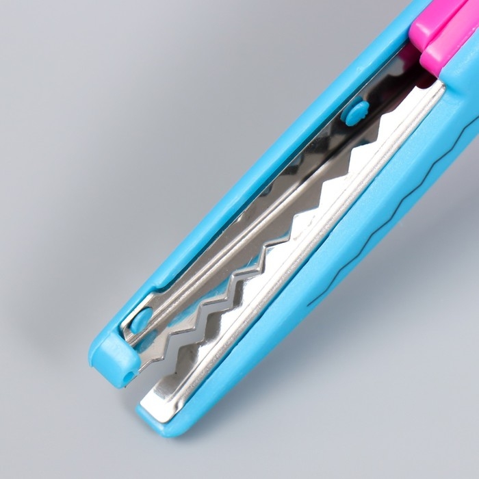 Набор для скрапбукинга "Средняя волна" ножницы фигурные 13,5см+4 дырокола d=1,2см 11,2х18 см   94115