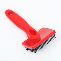 Пуходерка пластиковая мягкая с закругленными зубьями, малая, 6 х 13,5 см, чёрно-красная Пуходерка пластиковая мягкая с закругленными зубьями, малая, 6 х 13,5 см, чёрно-красная