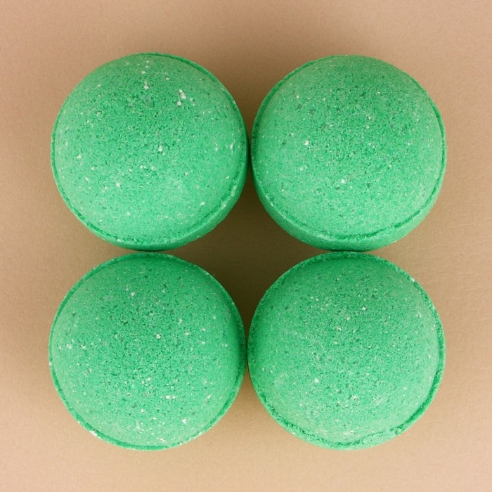 Подарочный набор косметики &laquo;Счастливого года&raquo;, гель для душа 300 мл и бомбочки для ванны 4 х 40 г, Новый Год