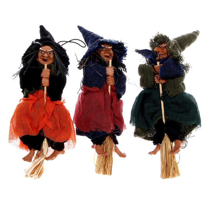 Баба - Яга в лохмотьях, с метлой, висит, МИКС