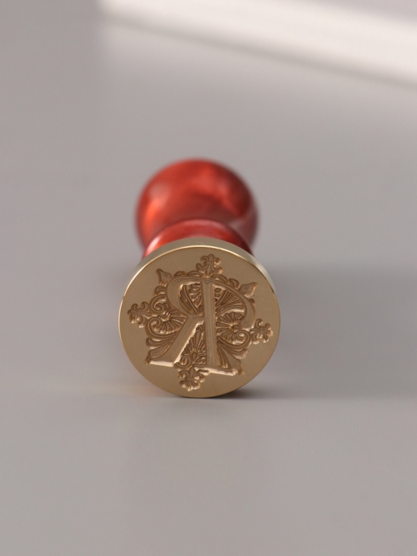 Печать для сургуча с пластиковой ручкой "Буква R на вензеле" 2,5х2,5х6,5 см