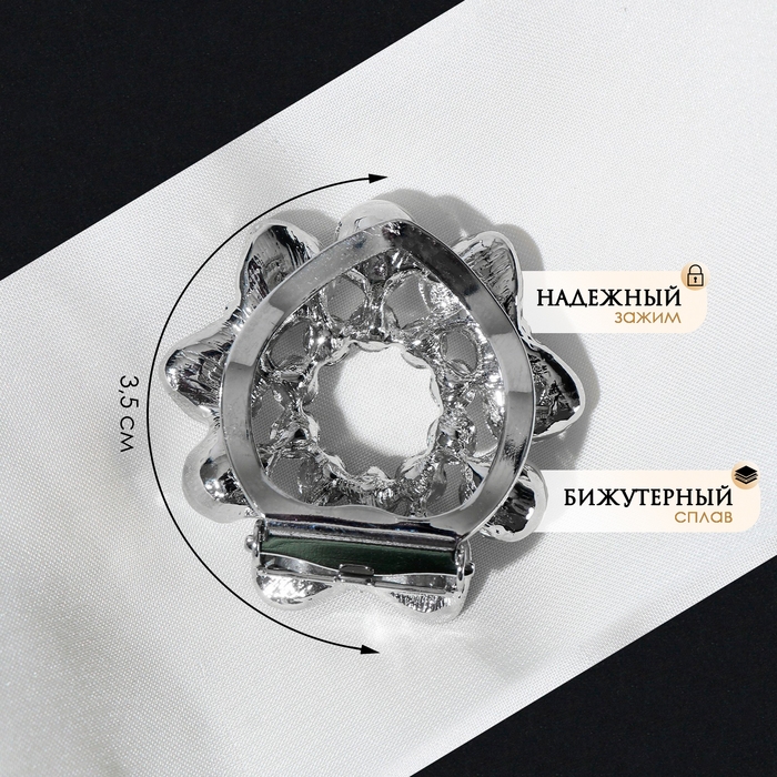 Зажим для платка &laquo;Бантики с бусинами&raquo;, цвет белый в серебре