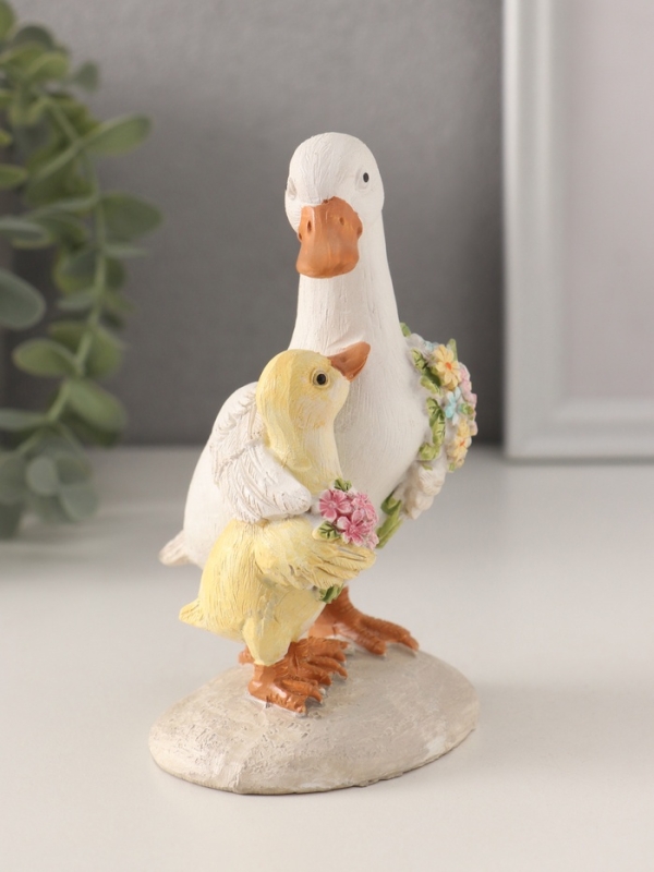 Сувенир полистоун "Утка с утёнком с букетами цветов" 8х8х13 см