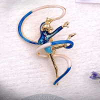 Брошь &laquo;Гимнастка&raquo; с лентой, цвет синий в золоте