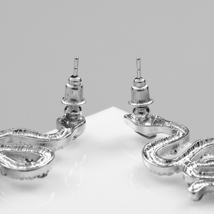 Новый год! Символ года 2025! Серьги со стразами &laquo;Змейка&raquo; эстетика, цвет белый в серебре