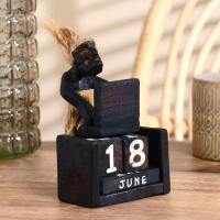 Сувенир календарь &laquo;Абориген с компьютером&raquo;, 15&times;11&times;10 см, дерево