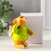 Сувенир полистоун "Зайчик с лопатой, в зелёном пальто" 6х7,5х9,5 см