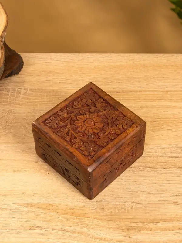 Шкатулка резная 10х10х6 см, дерево шишам