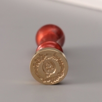 Печать для сургуча с пластиковой ручкой "Венок с буквой Q" 2,5х2,5х6,3 см