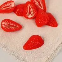 Муляж "Срез клубники" 4х3см (фасовка по 20 шт)