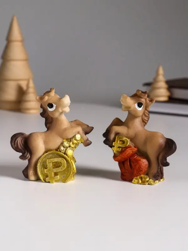Сувенир полистоун "Лошадка с монетой - рубль" МИКС 6,5х2,6х7 см