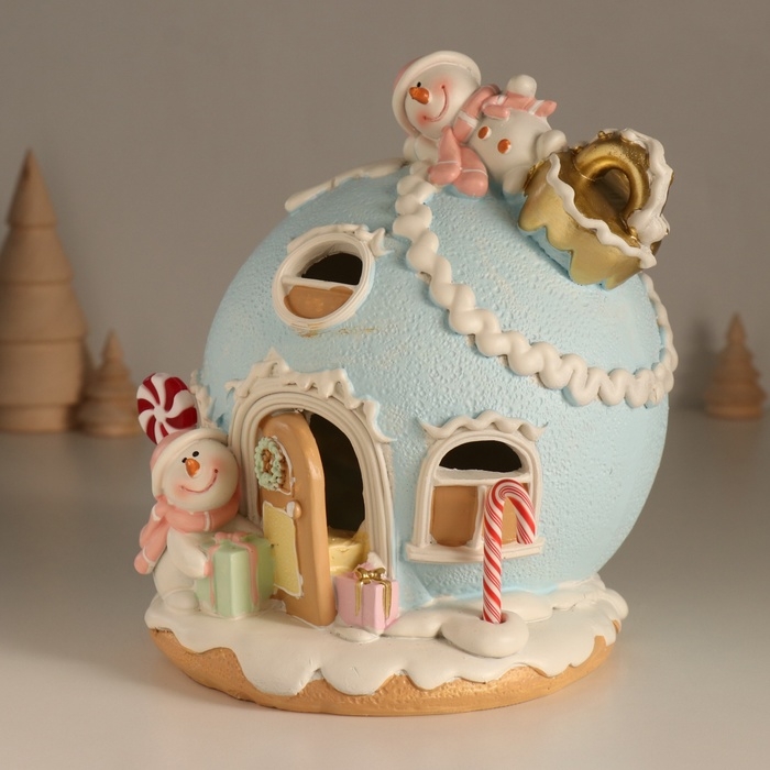 Сувенир полистоун свет "Пряничный домик-елочный шар, со снеговиками" зефирный 17,5х16х18 см   103236