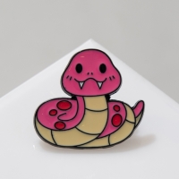 Новый год! Символ года 2025! Значок &laquo;Змейка&raquo; счастливая, цвет розовый в чёрном металле