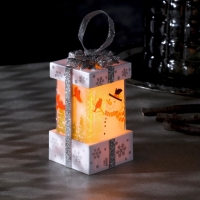 Светодиодная фигура &laquo;Белый подарок со снеговиком&raquo; 6.3 &times; 11.5 &times; 6.3 см, пластик, батарейки АААх3 (не в комплекте), эффект пламени