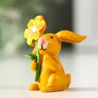 Сувенир полистоун "Заяц с яркой ромашкой" МИКС 2,5х3,8х4,4 см
