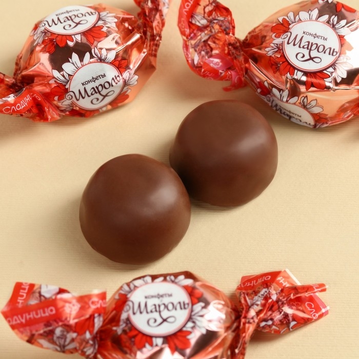 Набор &laquo;8 Марта&raquo;: чай чёрный с клубникой 50 г., печенье с предсказаниями, конфеты с начинкой 100 г.