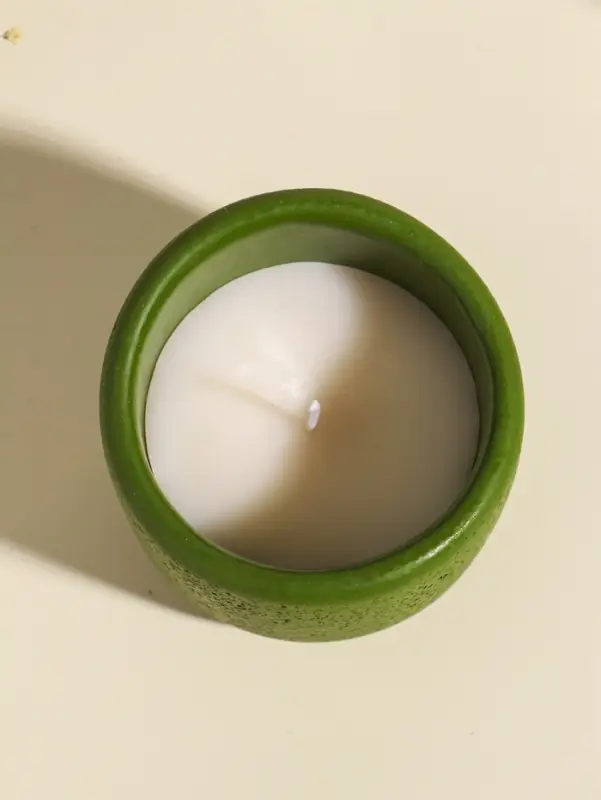 Свеча в вулканическом подсвечнике "Изгиб" зелёная 8,3х8,5х7 см