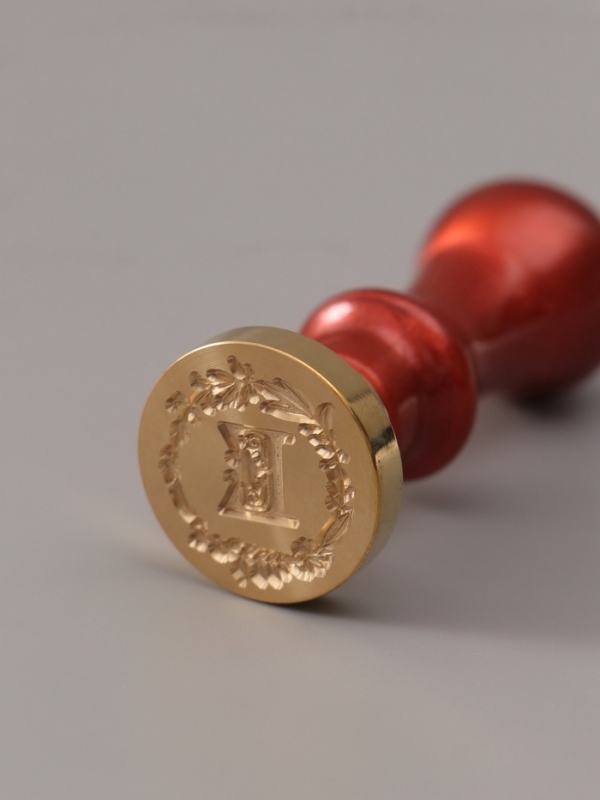 Печать для сургуча с пластиковой ручкой "Венок с буквой E" 2,5х2,5х6,3 см