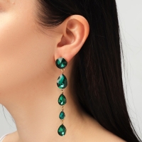 Серьги висячие со стразами &laquo;Драгоценность&raquo; капли, цвет изумрудный в золоте, 9,5 см